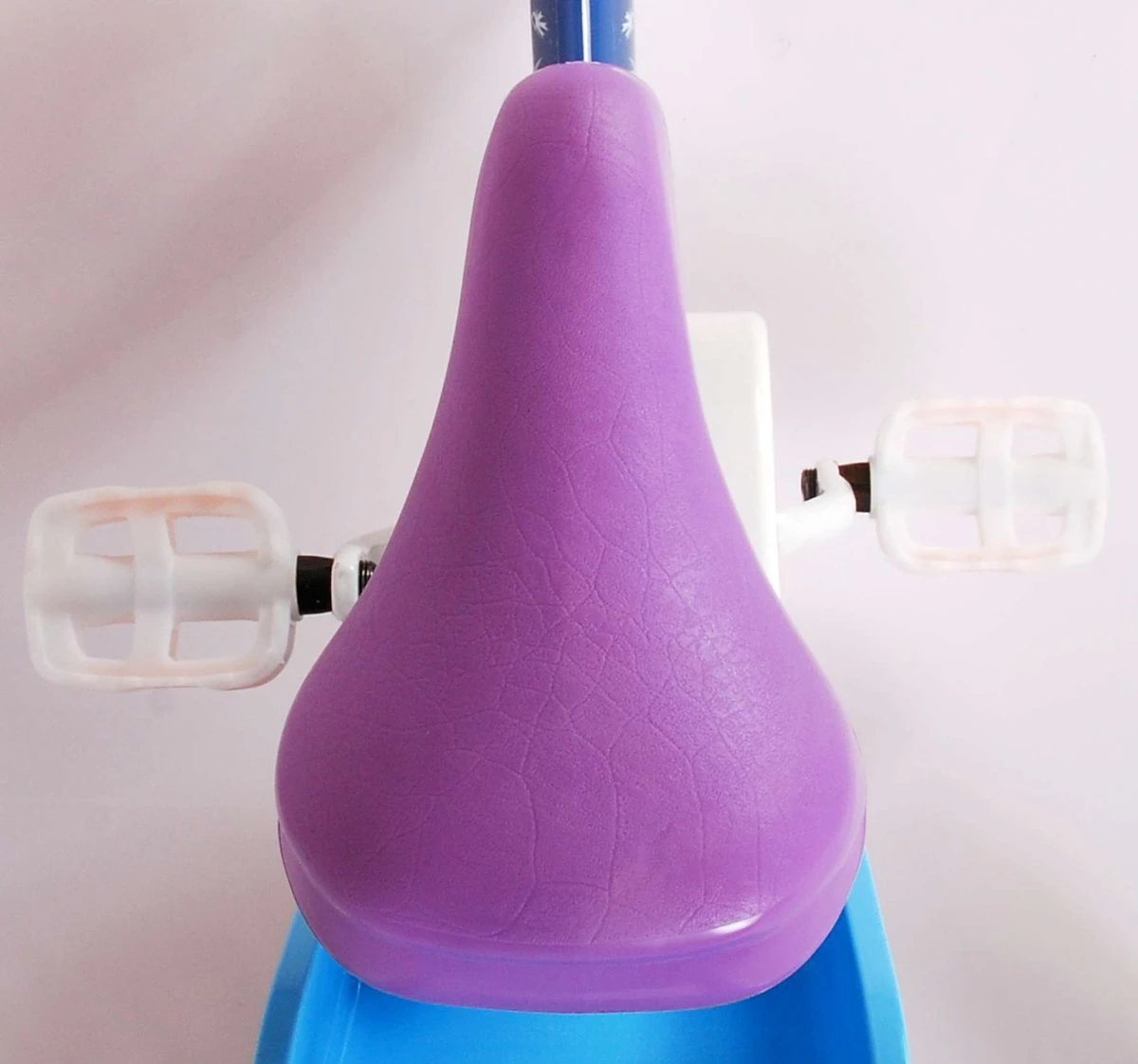 Volare Disney Frozen Kinderfiets - Meiden - 12 Inch - Blauw Paars - Doortrapsysteem 5 Volare Disney Frozen Kinderfiets - Meiden - 12 Inch - Blauw Paars - Doortrapsysteem - Afbeelding 5